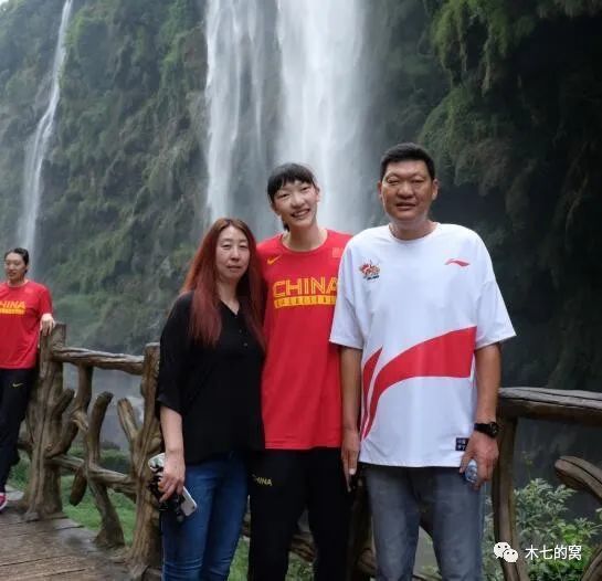这话一出，萧海龙绝不敢反悔了，因为那样一来，岂不是咒他奶奶，也就是萧老太太死吗？到时候萧老太太怕是都不会放过他。